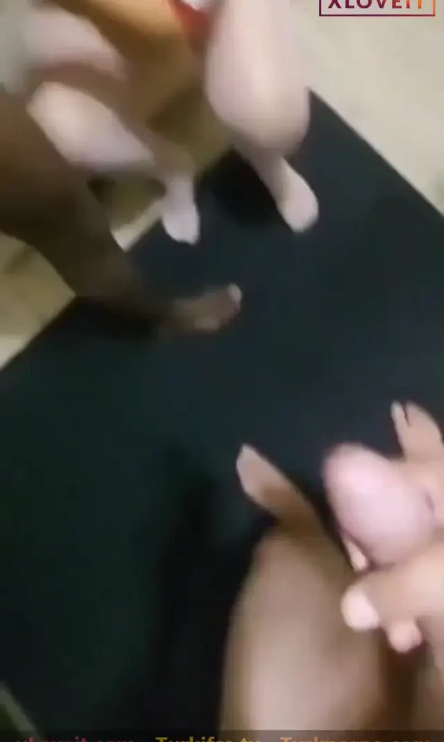 Zenci Porno Azra siyahiye sikilirken kocasının sikini yaladı — Azra — Amatör Porno · sahne 1