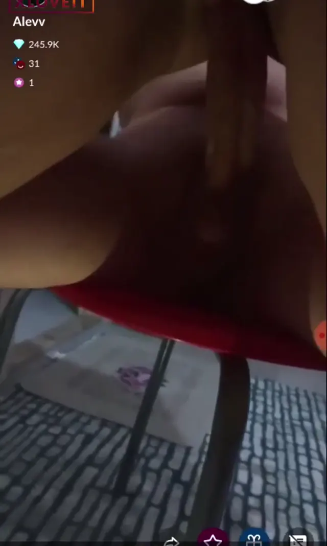 Alevv sandalyede oturan sevgilisinin kalın yarrağına oturdu — Türk Porno · sahne 2