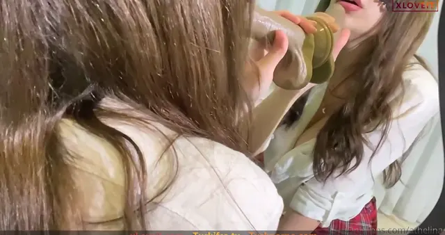 Athelina ifşa Aynaya yapıştırdığı dildoya sakso çekti — Athelina — Türk ifşa · sahne 1