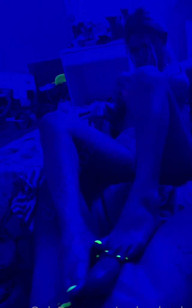 Ayak Pornosu Damla özden seksi ayaklarıyla yarrağı sıvazladı — Damla Özden — Mobil Porno · sahne 2