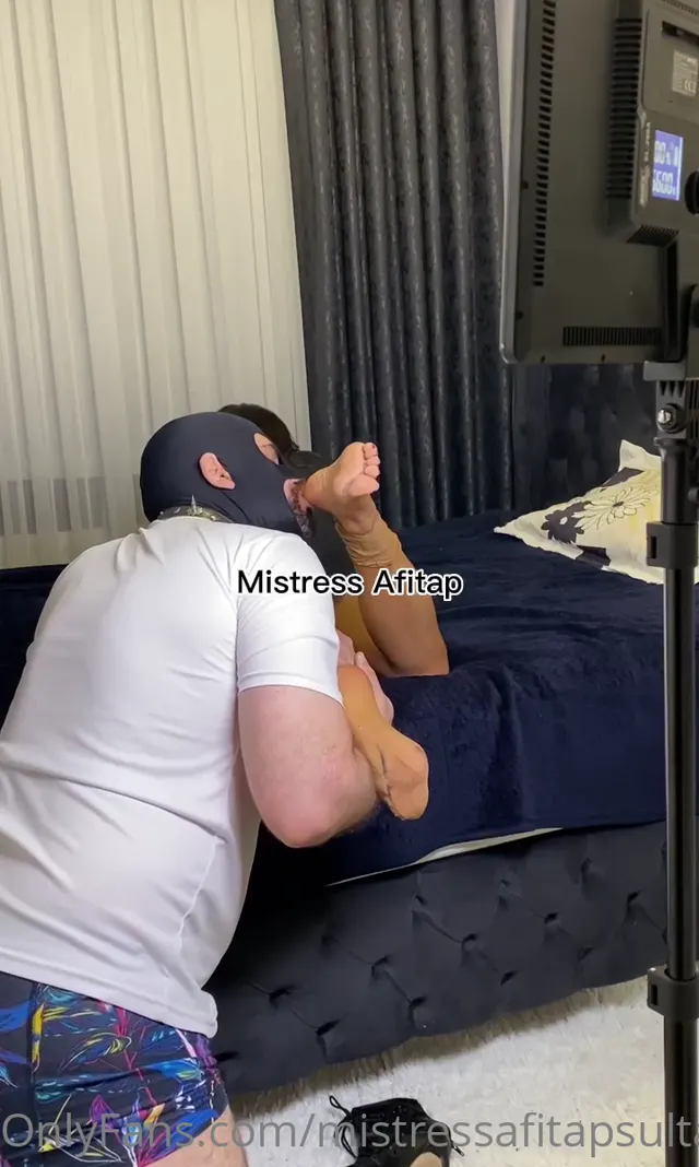 Turkish Mistress Afitap dışardan gelince kölesine ayaklarını temizletti — Mistress Afitap Sultan — Türk ifşa · sahne 3