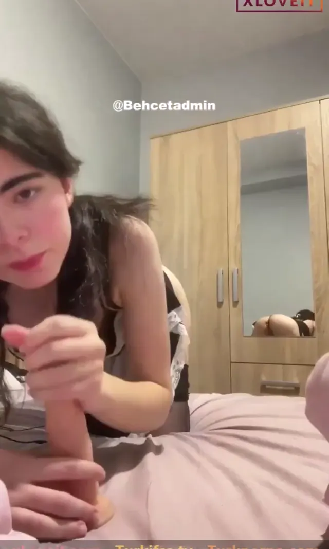 Ayça Çağan ifşa Hizmetçi kostümlü amına dildo sapladı — Zeynep Çağış — Türk ifşa · sahne 1