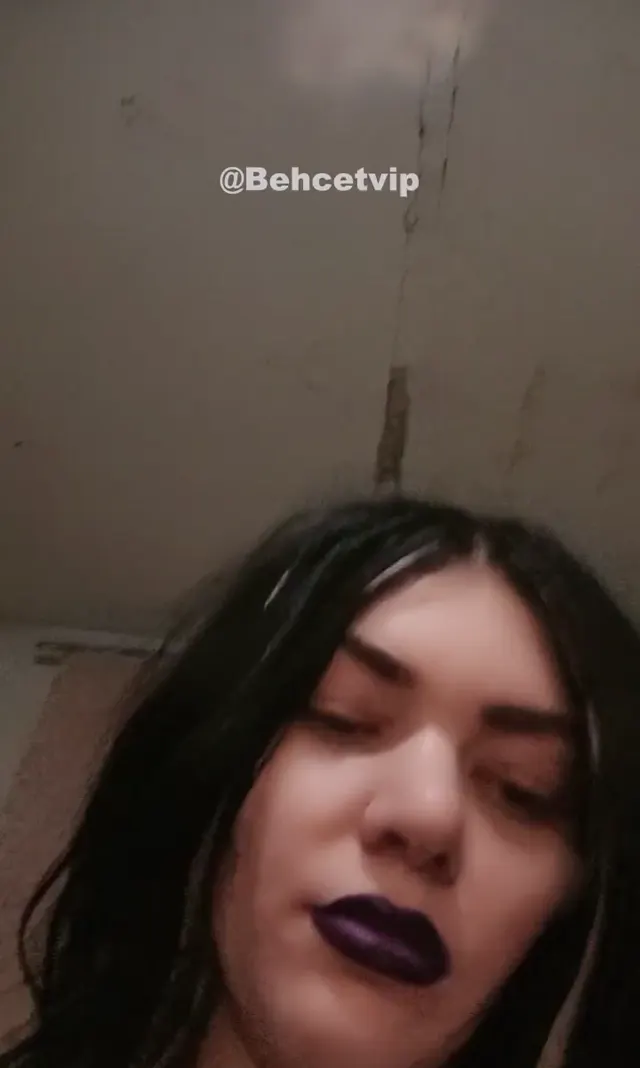 Ayla — Ayla ifşa Dövmeli makyajlı kızın yayını · sahne 2