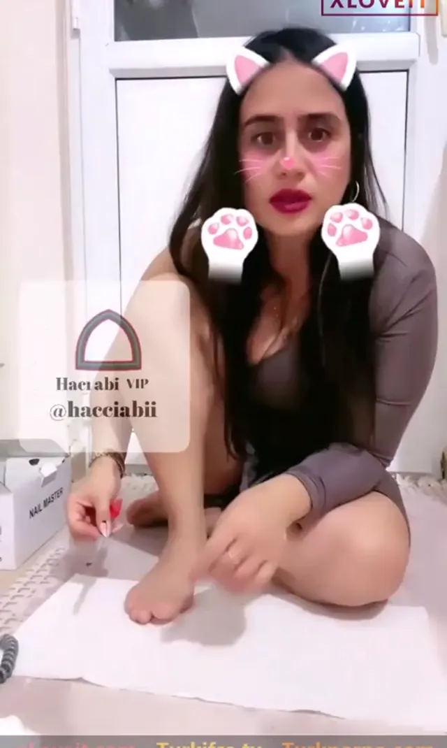 Ayşe Elbi ifşa Ayak tırnaklarına bakım yaptı — Ayşe Elbi — Canlı Yayınlar · sahne 1