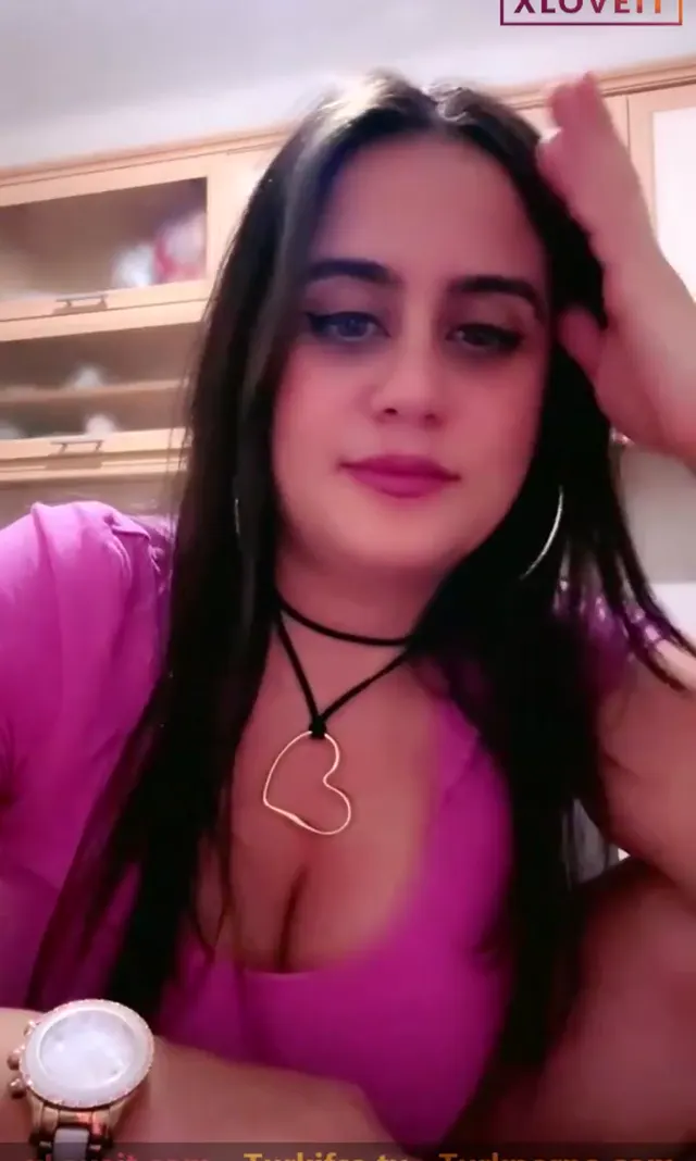 Ayşe Elbi — Ayşe Elbi ifşa Milf hatunun geç saatlerdeki yayınını seyret · sahne 1