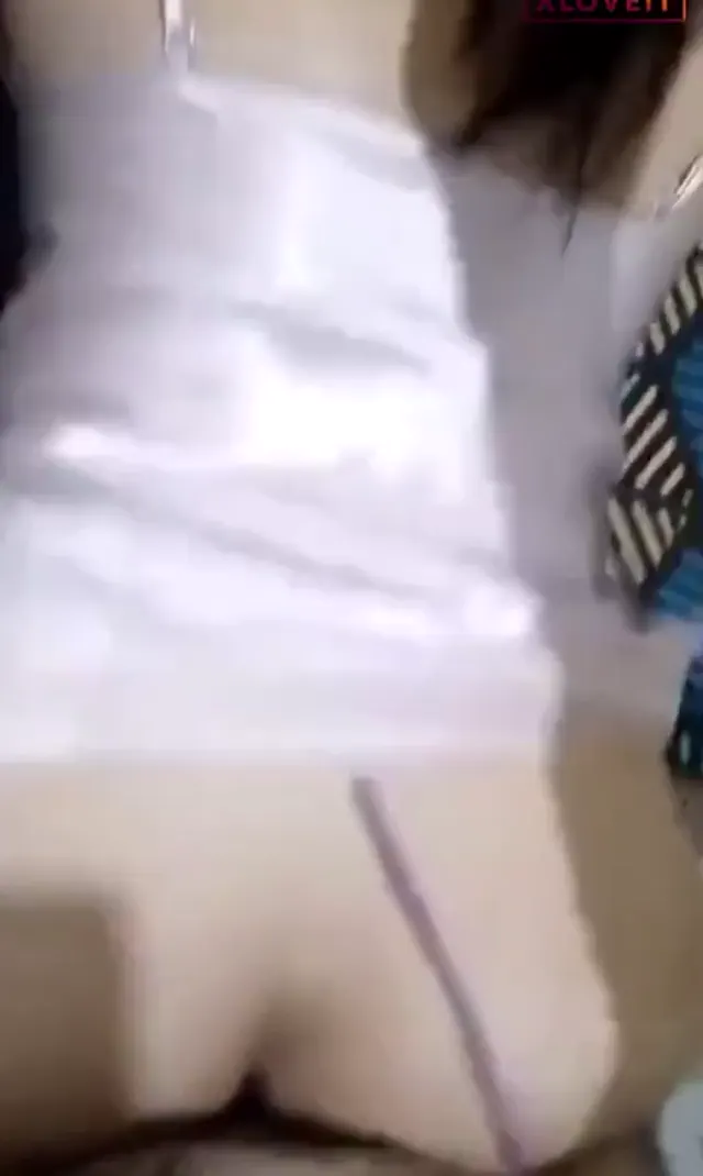 Azgın kadın tangasıyla inleye inleye kendini siktirdi — Amatör Porno · sahne 2