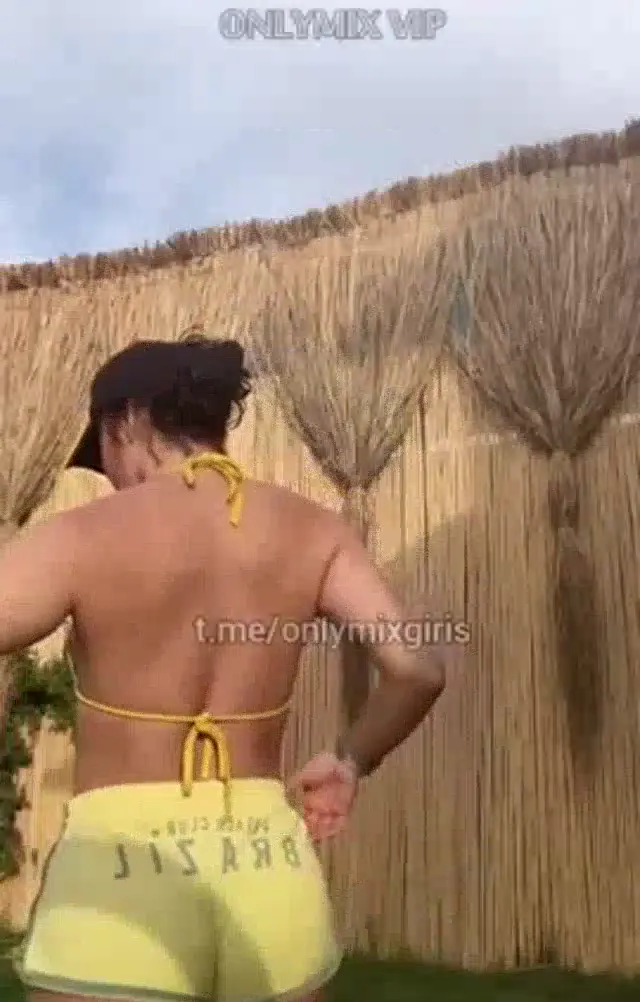 Berfe Ece Talin ifşa Brasil temalı bahçede video çekti — Berfe Ece Talin — Bedava Porno · sahne 2