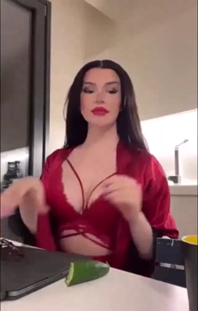 Berfe Ece Talin ifşa Çalışırken salatalığa sakso çekti — Berfe Ece Talin — Bedava Porno · sahne 2