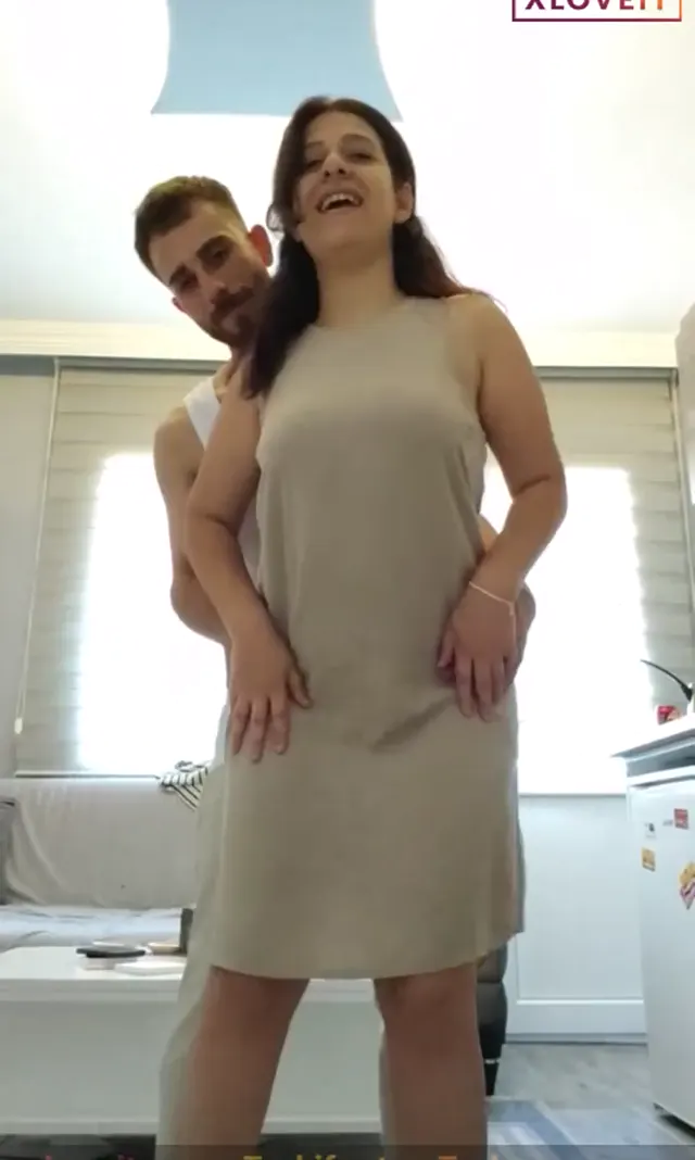Çift Amatör Yavaş yavaş soyunup sakso çekti — Amatör Porno · sahne 1