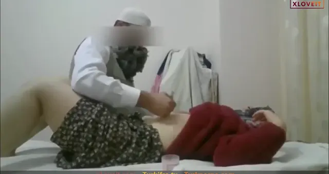 Cinci Hoca Porno Türbanlı olgunu sikerek tedavi etme peşinde — Amatör Porno · sahne 1