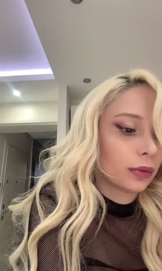 Merve Sanay — Merve Sanay ifşa Seksi sarışın canlı yayında · sahne 1