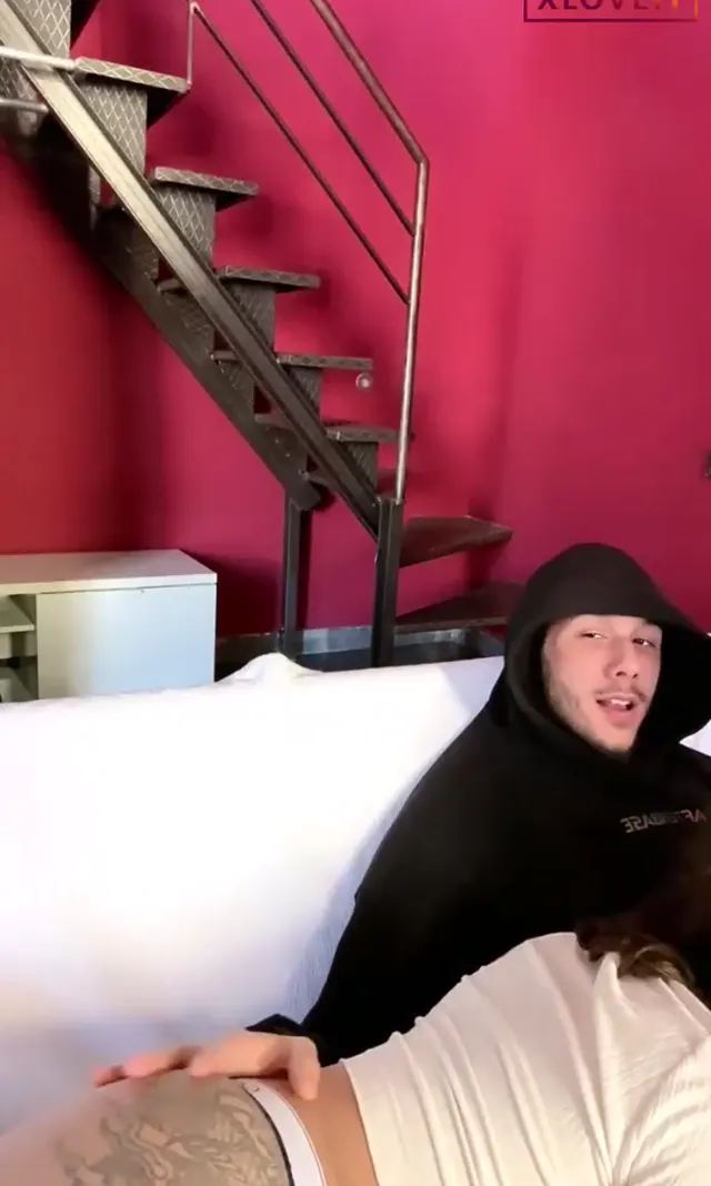 Devriliyorum Naz Porno Naz Elbir yayın yaparken bi kısa sikildi — Naz Elbir — Mobil Porno · sahne 2