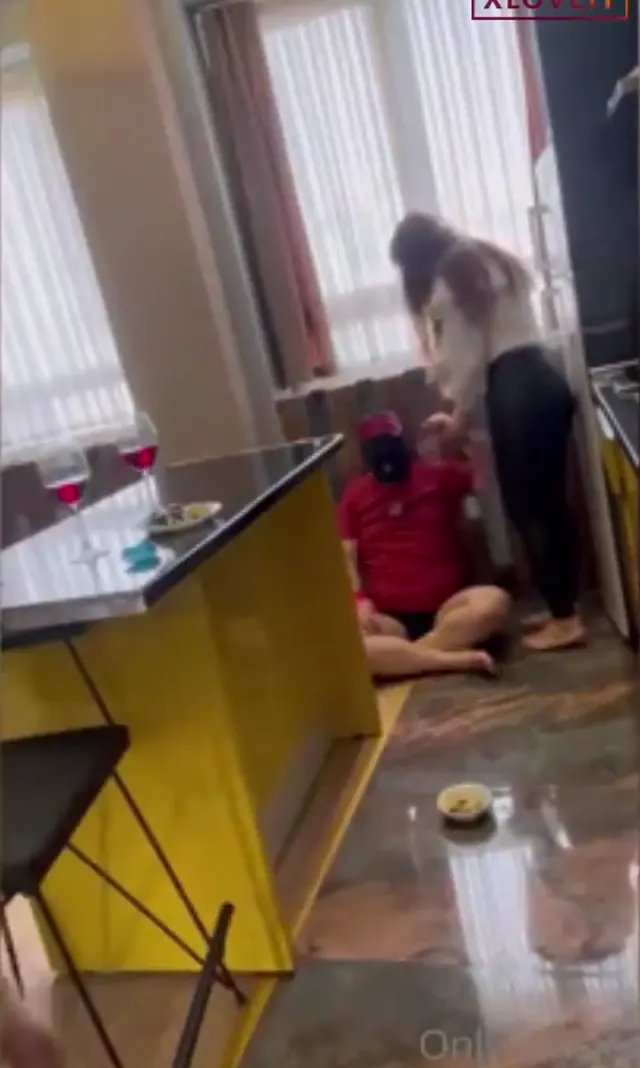 Dilek Kaya — Dilek Kaya ifşa Elleri kelepçeli köleye eziyet etti · sahne 2