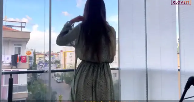 E-Kira ifşa Sexy transparan kıyafetiyle cam temizledi — E-Kira — Türk ifşa · sahne 1