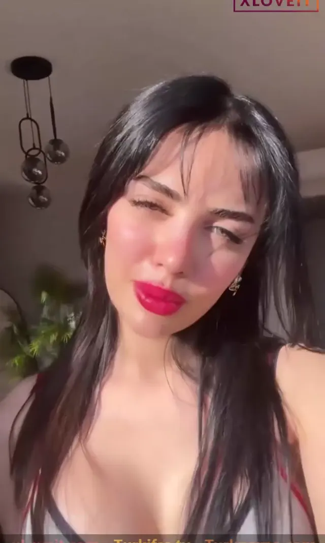 Ece Ronay — Ece Ronay ifşa 9 farklı videosu birleştirildi · sahne 1
