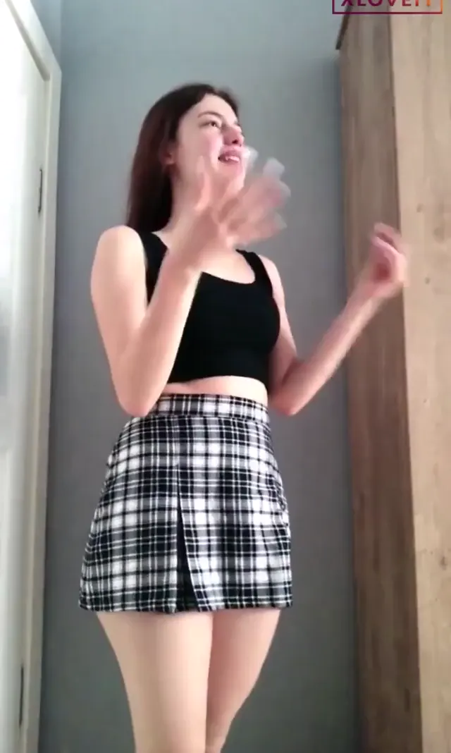 Efsun ifşa Ünili kızdan etekli kalça show — Efsun — Canlı Yayınlar · sahne 3