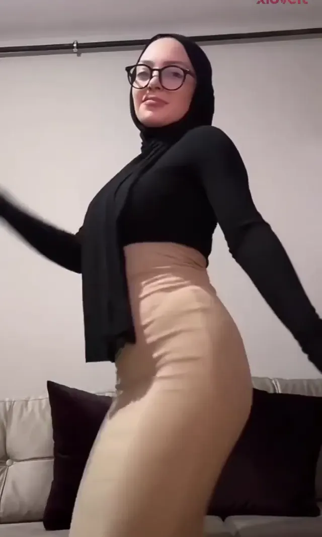 Esra Rabia Ünal ifşa Türbanlı dans ettiği video — Esra Rabia Ünal — Türk ifşa · sahne 1