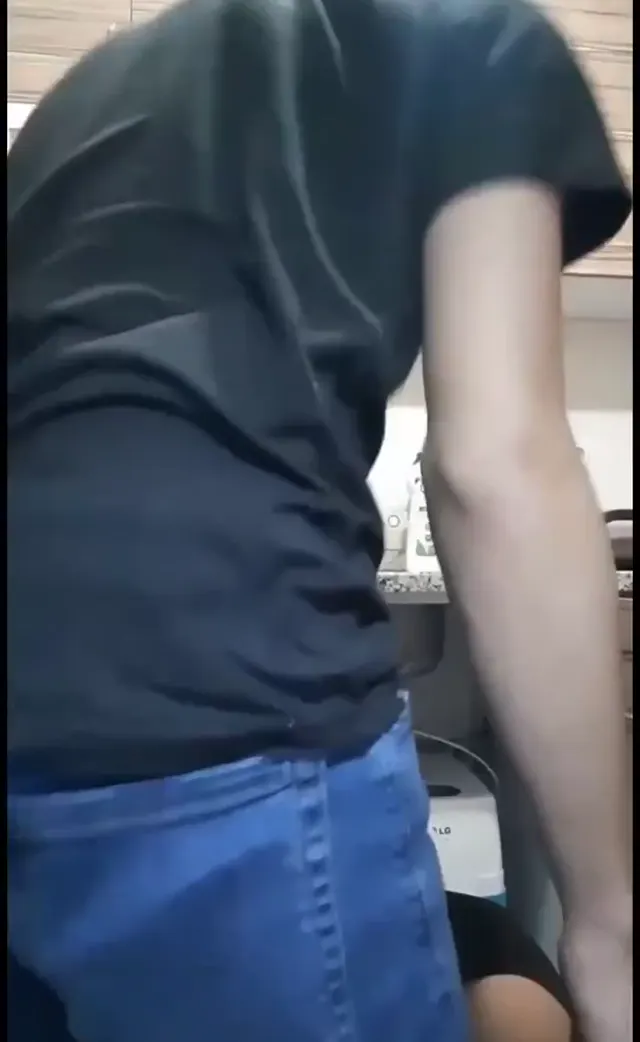 Mini etekli sarışın ev kadını tesisatçıya sikildi — Konulu Porno · sahne 1