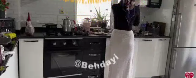 Fatma ile her telden ifşa Dar eteğiyle evi topladı — Fatma ile Her Telden — Bedava Porno · sahne 2