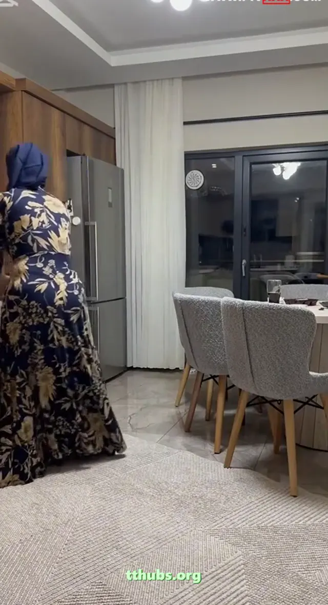 Fatma'nın Süpürgeyle Dansı – Kalçasını Dom Gibi Sallıyor — Türk ifşa · sahne 1