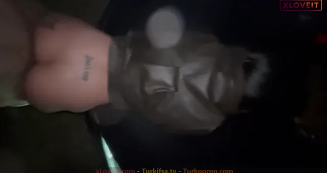 Gamze Özmen — Gamze Özmen Porno Gece dışarda arabaya domalıp sikildi · sahne 3