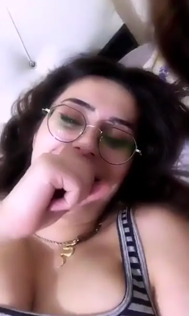 Gizem Taş ifşa Gözlüklü kız yatağında meme açtı — Canlı Yayınlar · sahne 2