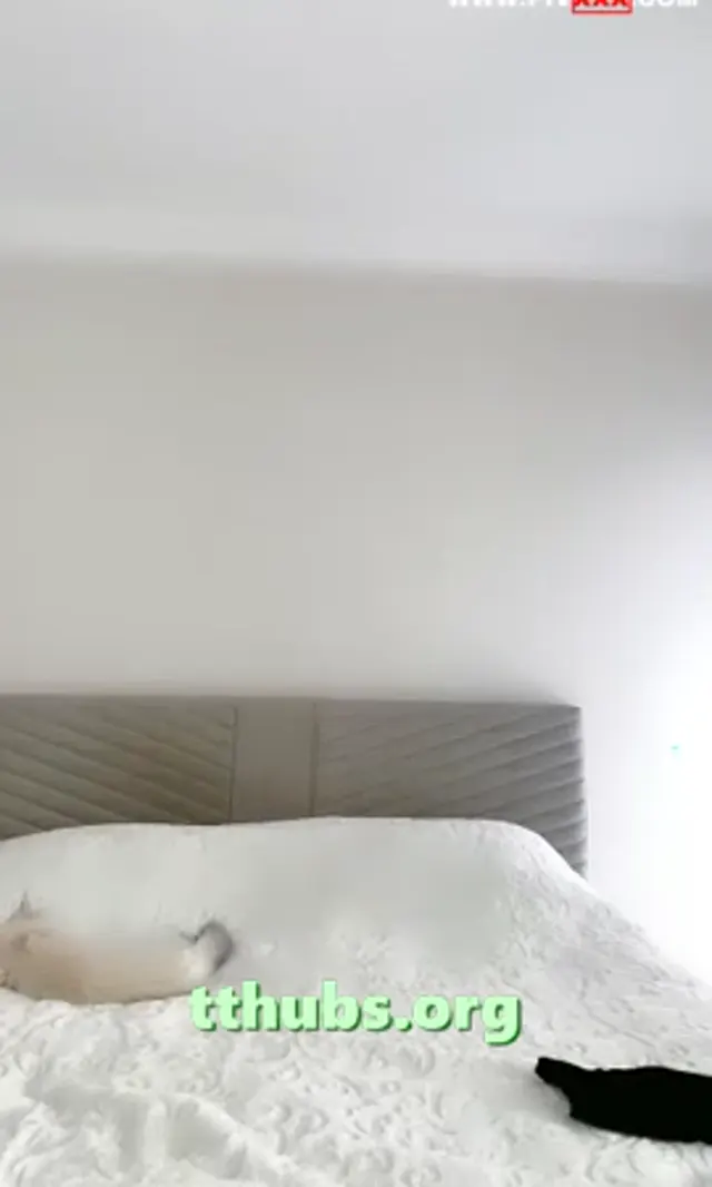 Gözlüklü esmer yatakta soyunup inliyor - Porno Video — Gözlüklü — Türk ifşa · sahne 1