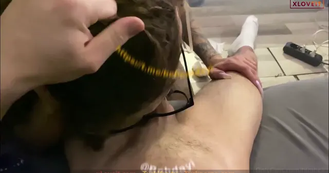 Gözlüklü Porno Hira Helis sakso çekip ağzına boşalttı — Hira Helis — Konulu Porno · sahne 1