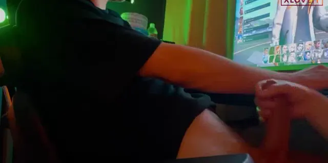 Handjob — Handjob Porno CSGO oynayan manitasına 31 çekti · sahne 2