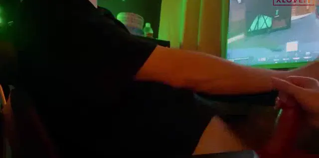 Handjob — Handjob Porno CSGO oynayan manitasına 31 çekti · sahne 3