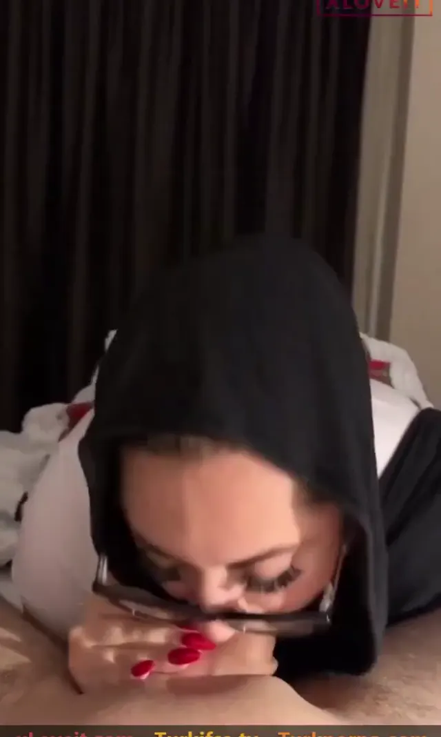 HD Sakso Türbanlı Hazal Kılınç hünerlerini sergiledi — Hazal Kılınç — Mobil Porno · sahne 1