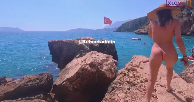 Hera And Poseidon ifşa Tatilde tangalı halk içinde — Hera and Poseidon — Türk ifşa · sahne 1