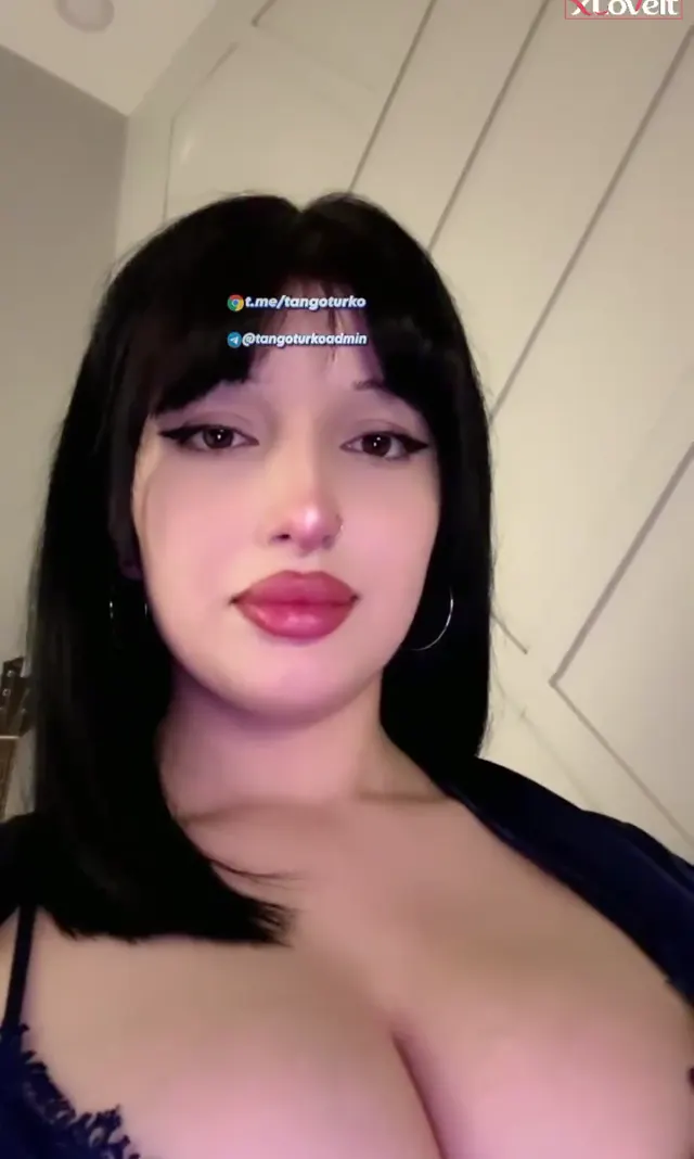 Juliet ifşa Büyük memeli gecelikli kızın videosu — Canlı Yayınlar · sahne 1
