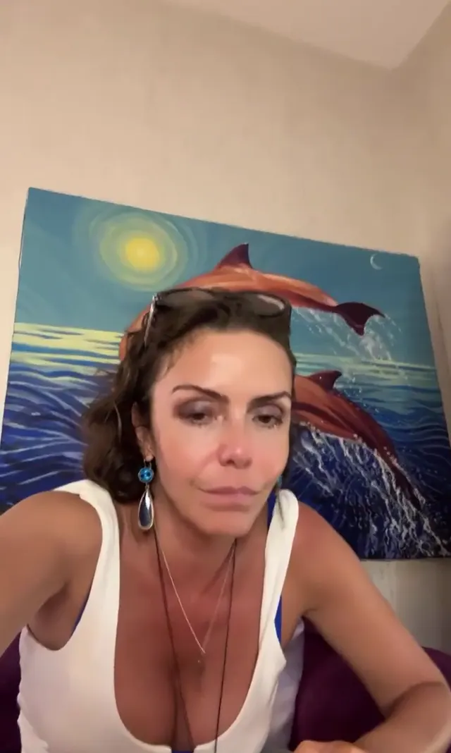 Karolin Fisekci Ifsa Mini Kot Etek Ve Yuksek Topuklu Ayakkabilarla — Karolin Fişekçi — Türk ifşa · sahne 1