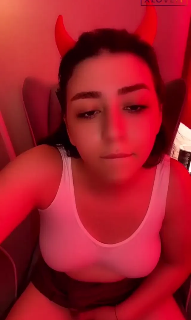 Karsu ifşa Seksi ateşli kızdan nude show — Canlı Yayınlar · sahne 2