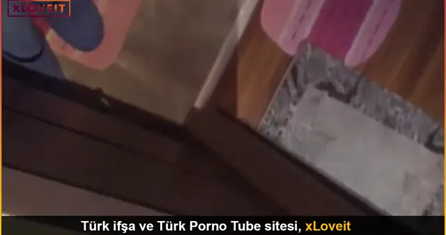 Kocasının sikinin yanında balta sapı olan yarrağı alamıyor — Amatör Porno · sahne 1