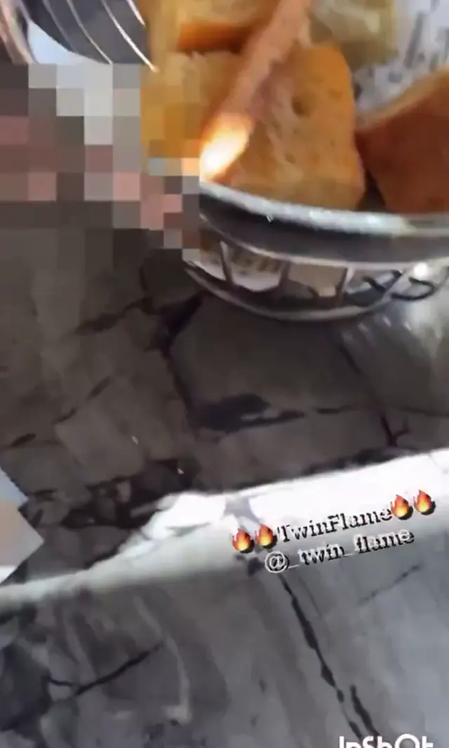 Konulu Porno TwinFlame kafede erkeği ayartıp depoda sikişti — Twinflame — Konulu Porno · sahne 1