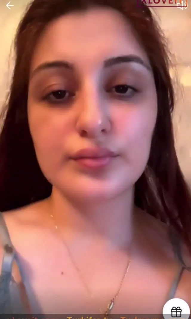 Tango Larisa ifşa Dayanamadı ıslak amcığını gösterdi — Canlı Yayınlar · sahne 1
