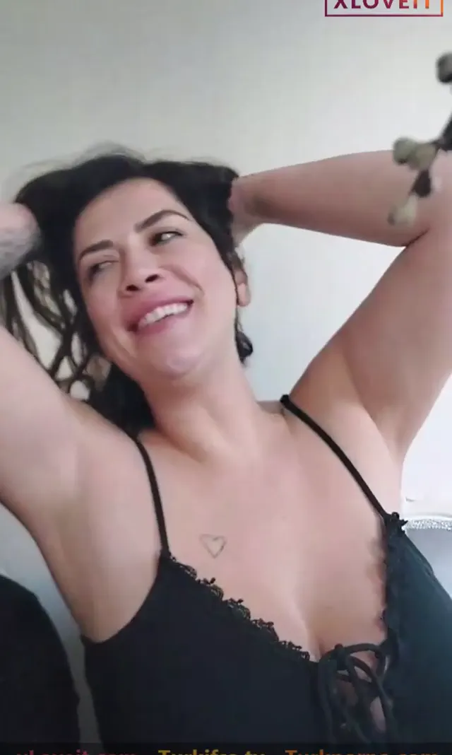 Tango Lily W — Lily W ifşa Canlı yayında genç sevgilisine amcık parmaklattı · sahne 1