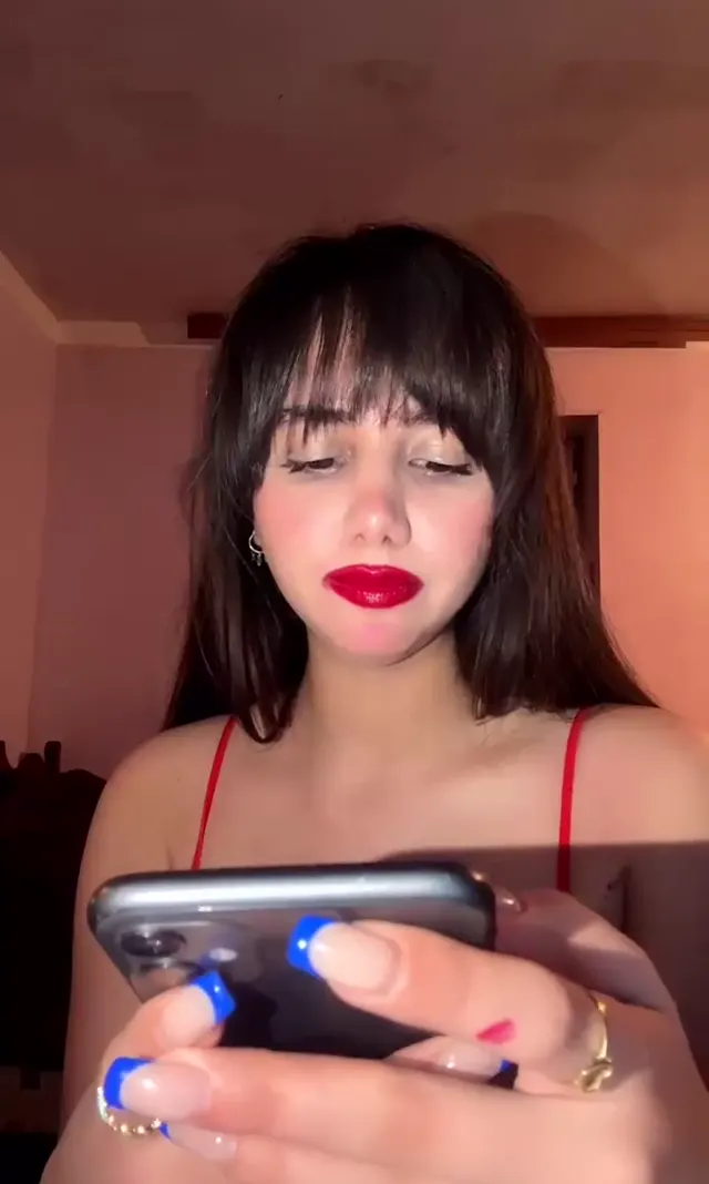 Leyla — Liseli Leyla ifşa Sütyensiz canlı yayın seyret · sahne 1
