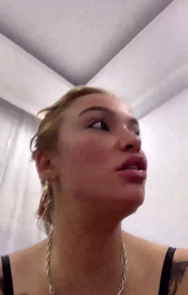 Milf video Arzu Yılmaz etekli göğüs dekolteli yayında — Arzu Yılmaz — Bedava Porno · sahne 1