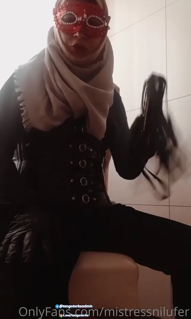 Mistress Nilüfer — Mistress Nilüfer ifşa – Türk Türbanlı Sahibe Vol 7 · sahne 1