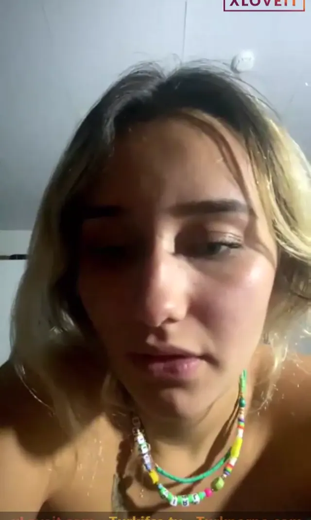 Naz Elbir ifşa Açtı memeleri manitasına yalattı — Naz Elbir — Canlı Yayınlar · sahne 3