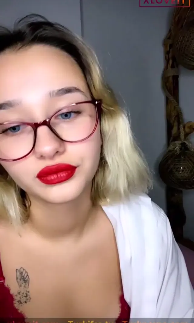 Naz Elbir ifşa Gözlüklü gömlekli kırmızı iç çamaşırlı yayın — Naz Elbir — Canlı Yayınlar · sahne 3