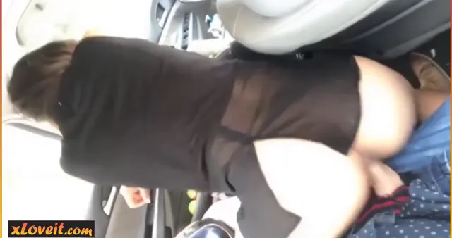 Olgun hatuna arabada sakso çektirip sikiyor — Amatör Porno · sahne 1