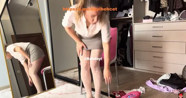 Özlem Aksu — Özlem Aksu ifşa Dışarıya çıkacağı kombinini denedi · sahne 3