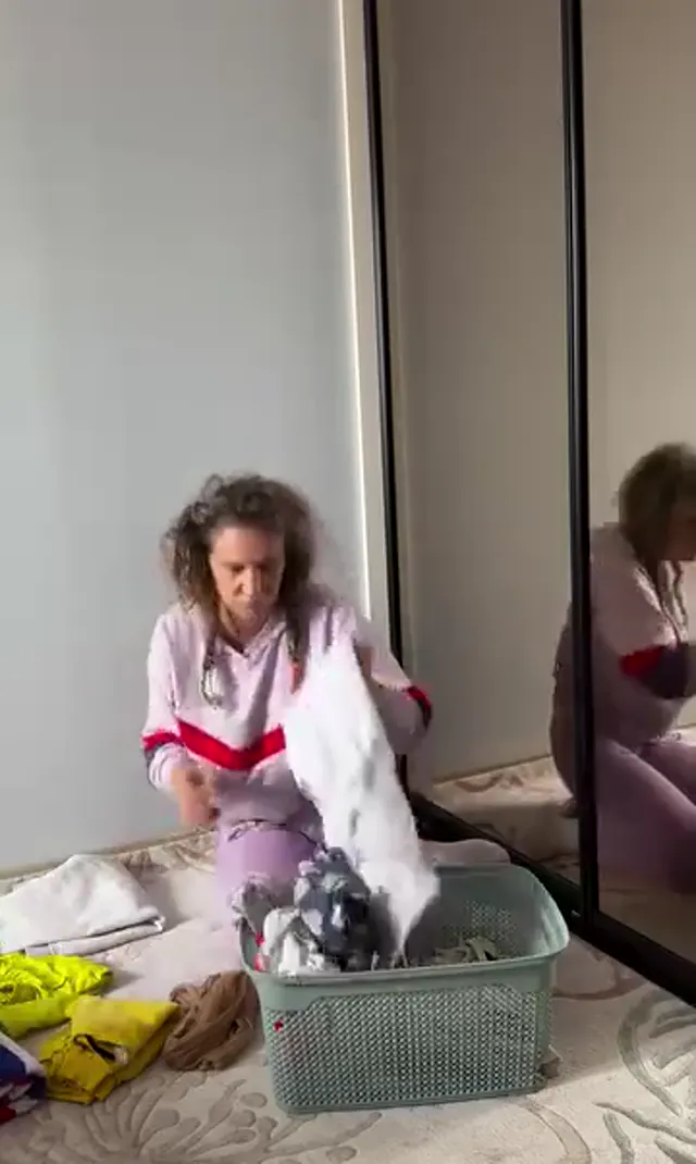Özlem Aksu — Özlem Aksu ifşa Makineden çıkan çamaşırları ayırdı · sahne 2
