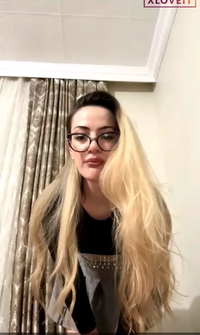 Öznur Güven ifşa Yeni mini eteğini tanıttı — Öznur Güven — Canlı Yayınlar · sahne 1