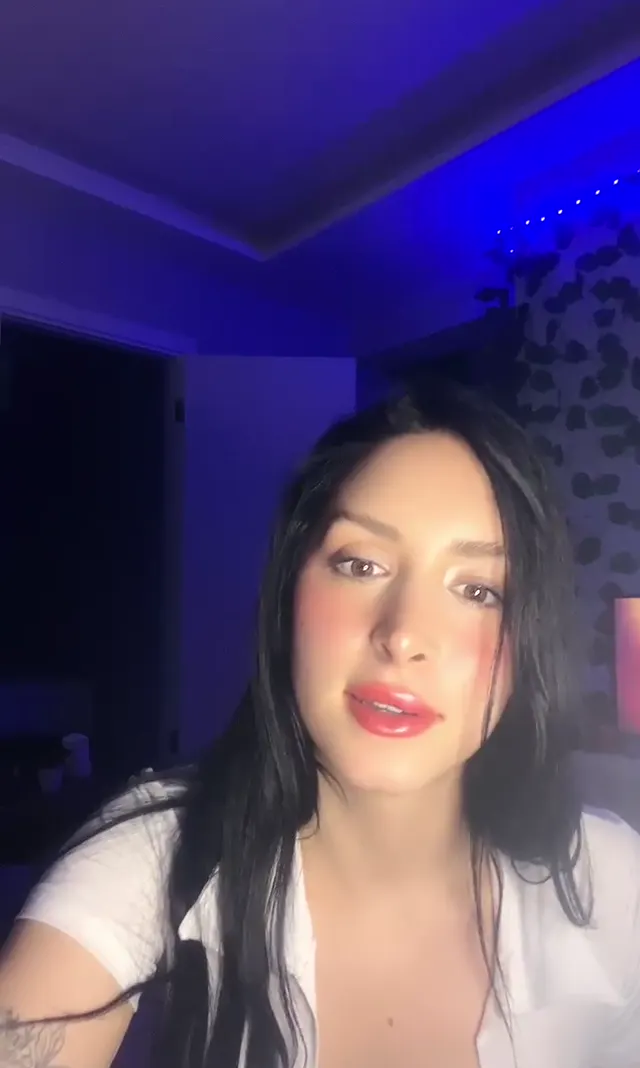 Pinkqueen ifşa Güzel kızın beyazlar içindeki yayını — Tango Pink Queen — Canlı Yayınlar · sahne 2