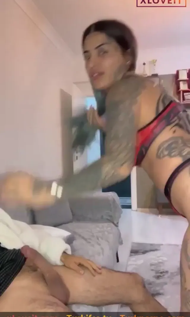 Raperin Yılmaz Pornosu Dizlerinin üstüne çöküp yarrak yaladı — Raperin Yılmaz — Amatör Porno · sahne 1